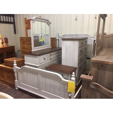 Vaughan Bassett Queen Bedroom Set.